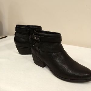 Clarks ankle booties EUC 7 1/2